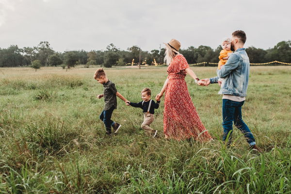 Flugreise mit der Familie: Einfache Tipps zum Geld sparen
