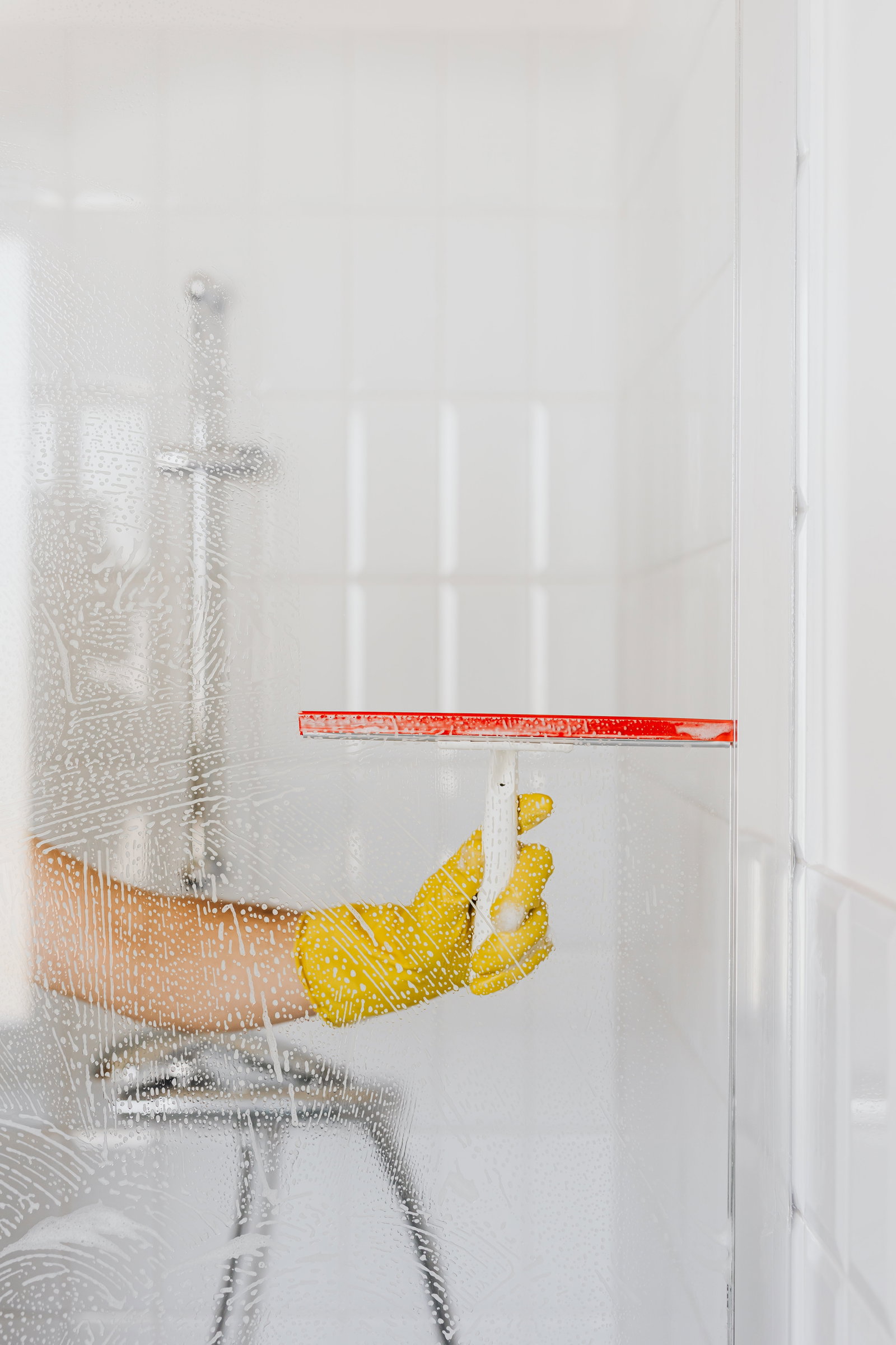 Kalkflecken in der Dusche entfernen: so klappt es schnell und gründlich