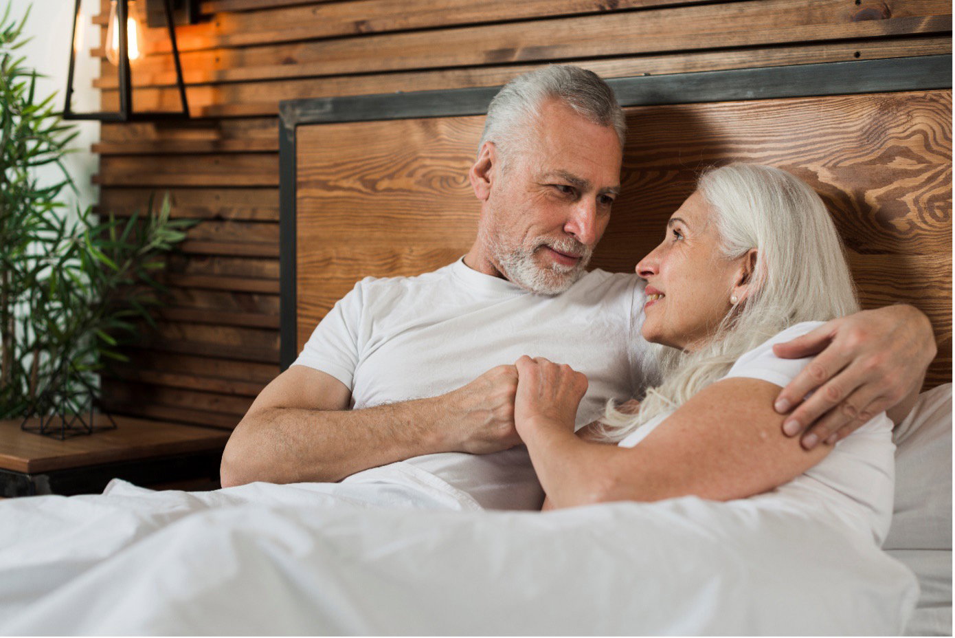 Ein Paar liegt zusammen im Bett