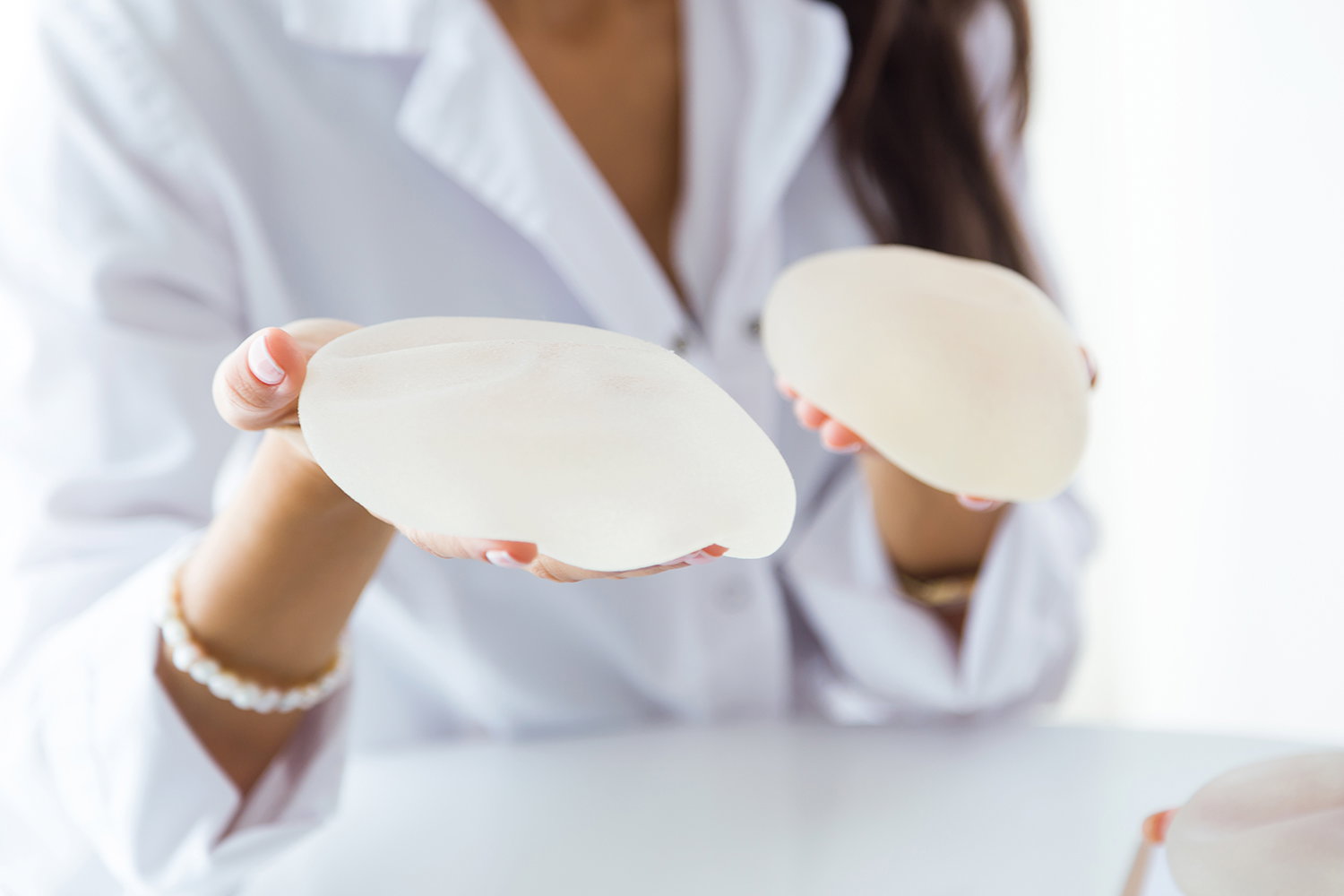 Implantat vs. Eigenfett – Welche Methode passt zu wem?