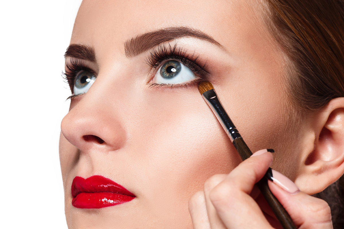 Für perfekte Smokey Eyes auch den unteren äußeren Rand des Auges betonen. Ein Kajal am oberen Wimpernkranz lässt die Wimpern voller wirken.