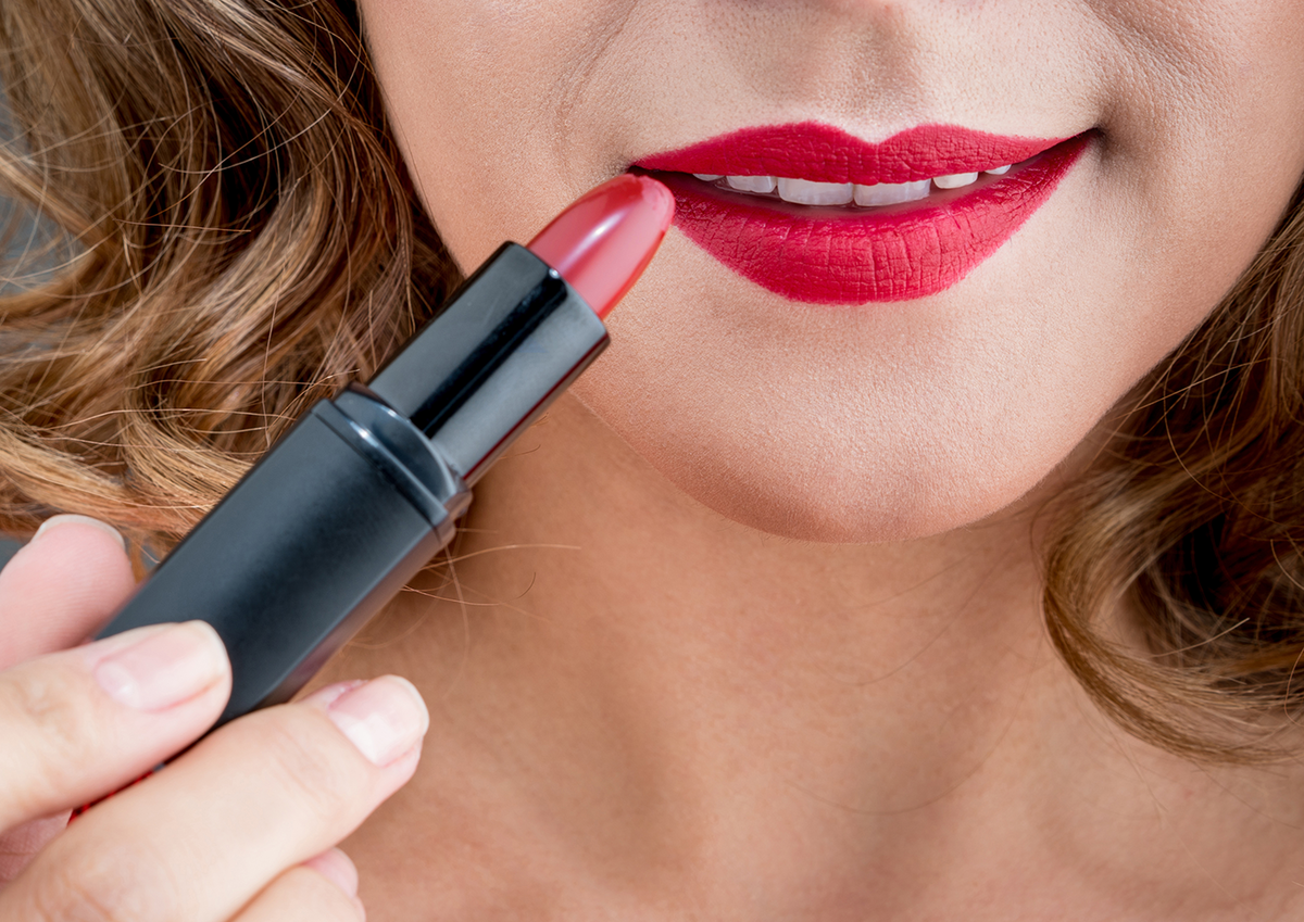 Mit Pinsel und Puder hält der Lippenstift den ganzen Abend.