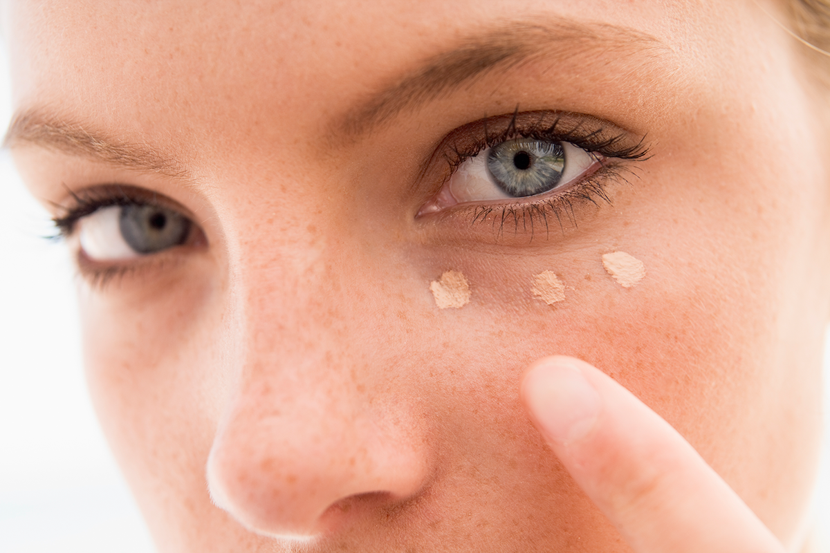 Clever kaschieren: Weil augenringe oder -schatten hinter den Brillengläsern für Weitsichtige hervorgehoben und betont werden, decken wir sie mit einem Concealer (in Stift- oder Cremeform) ab. Wichtig: die Übergänge gut verblenden und so unsichtbar machen!