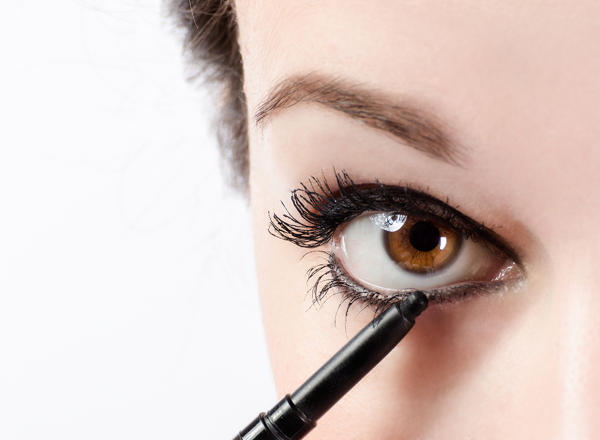 Schlau korrigieren: Um die Augen optisch zu verkleinern, mit dunklem Kajal eine feine Linie auf der Wasserlinie entlang des unteren Wimpernkranzes ziehen. Danach die Wimpern mit schwarzer oder dunkelbrauner Mascara tuschen