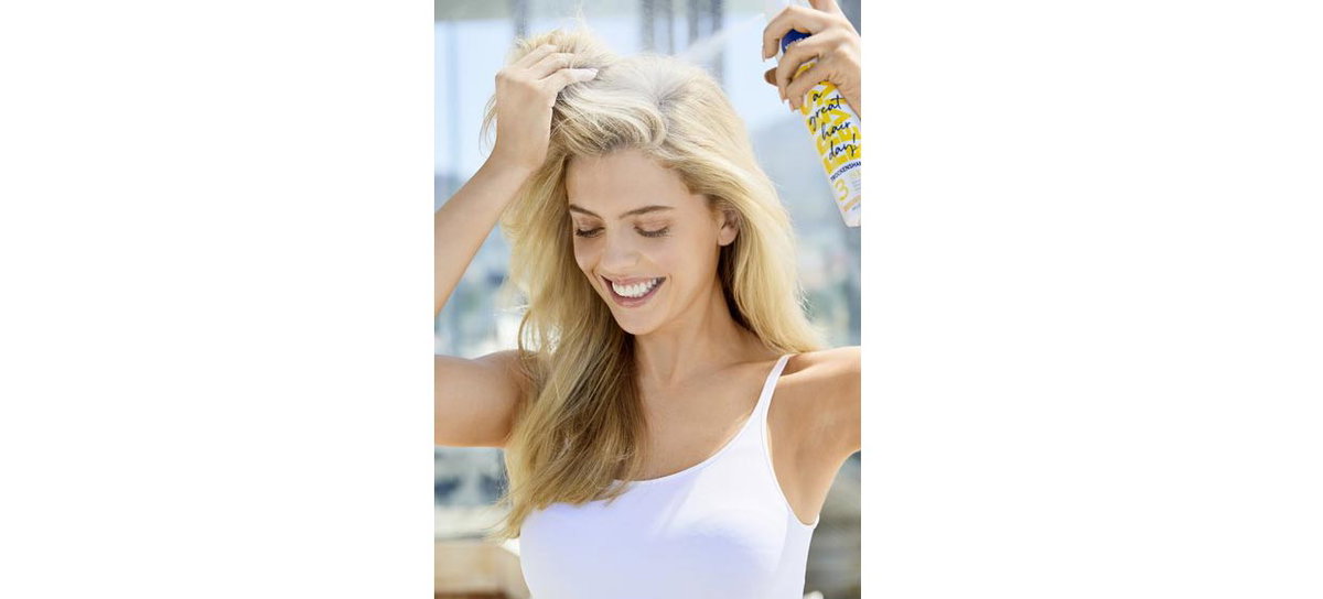 Mit Trockenshampoo bekommen fettiges und plattes Haar neues Volumen