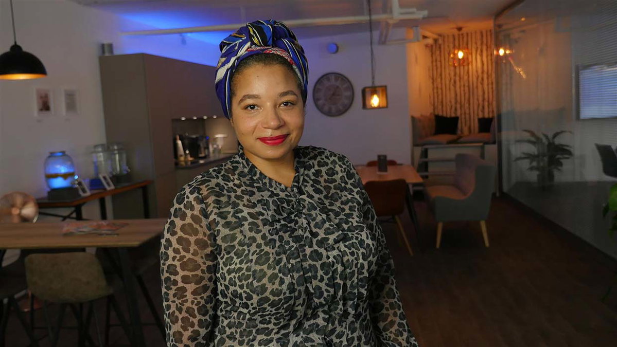 Bloggerin Asmona Iesha Logon zu Gast in unserem Podcast-Studio