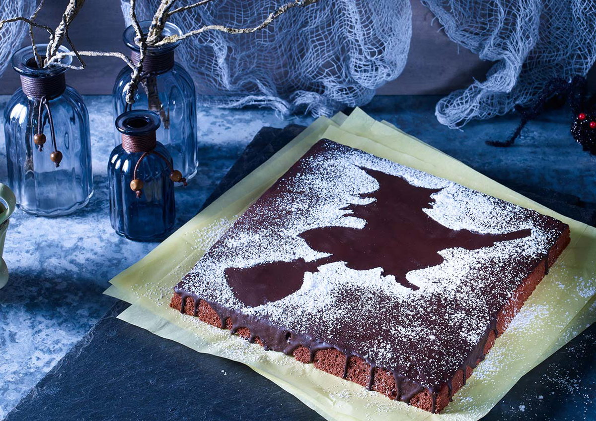 Halloween Rezept Schoko-Bananen-Kuchen Rezept mit Halloween-Hexe