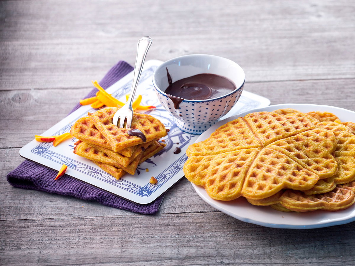 Kürbis-Dinkel-Waffeln mit Kakaosauce