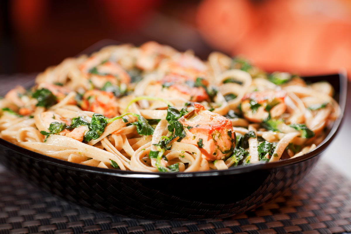 Nudel-Rezept marinierter Ofenlachs mit Kräuter-Vinaigrette und Tagliatelle