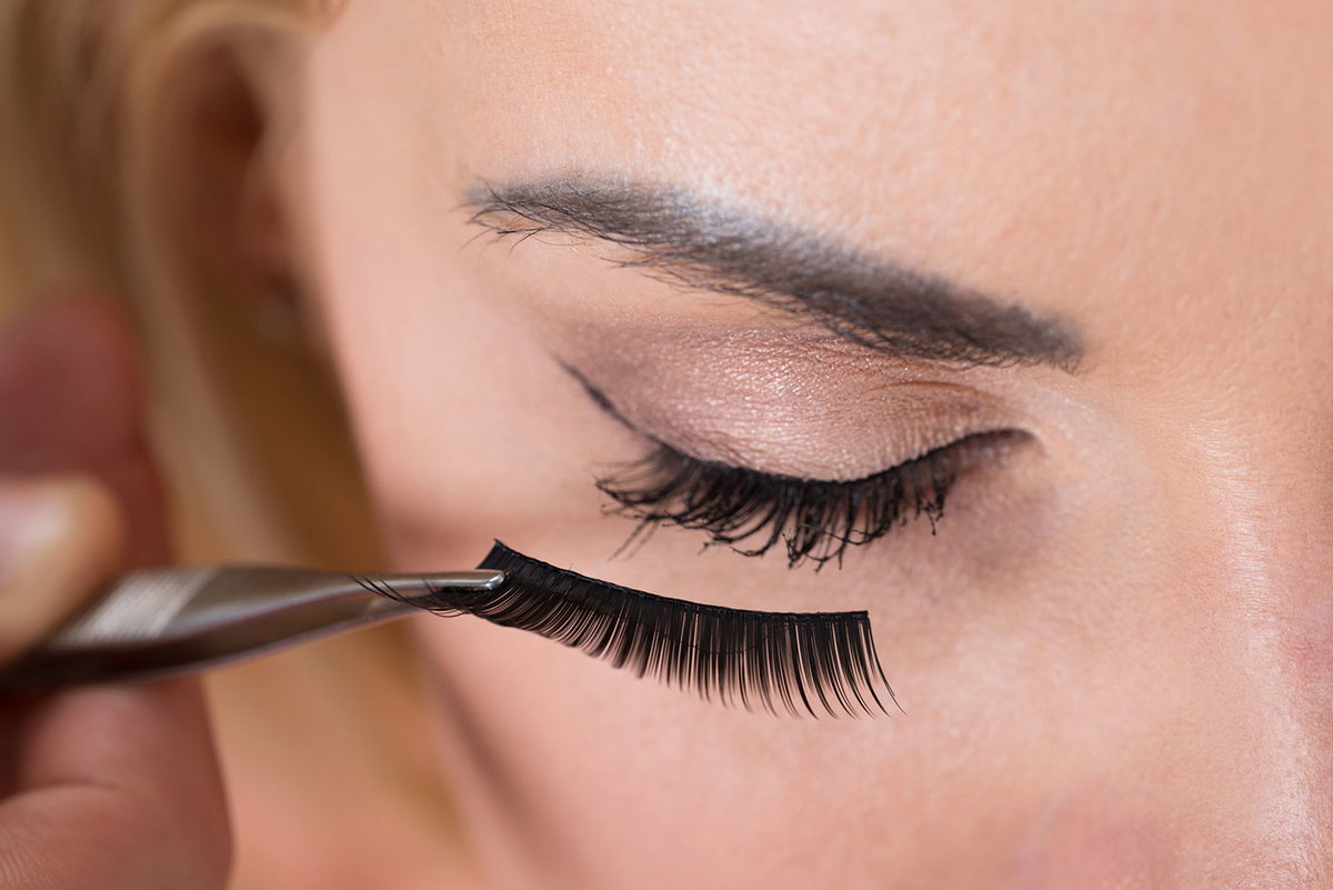 Traditionell werden falsche Wimpern mit Kleber angebracht. Mittlerweile gibt es aber auch magnetische Fake Lashes.