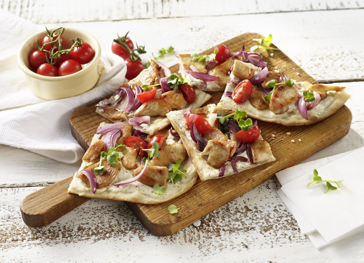 Flammkuchen mit Hähnchenbrust, karamellisierten Kirschtomaten und roten Zwiebeln
