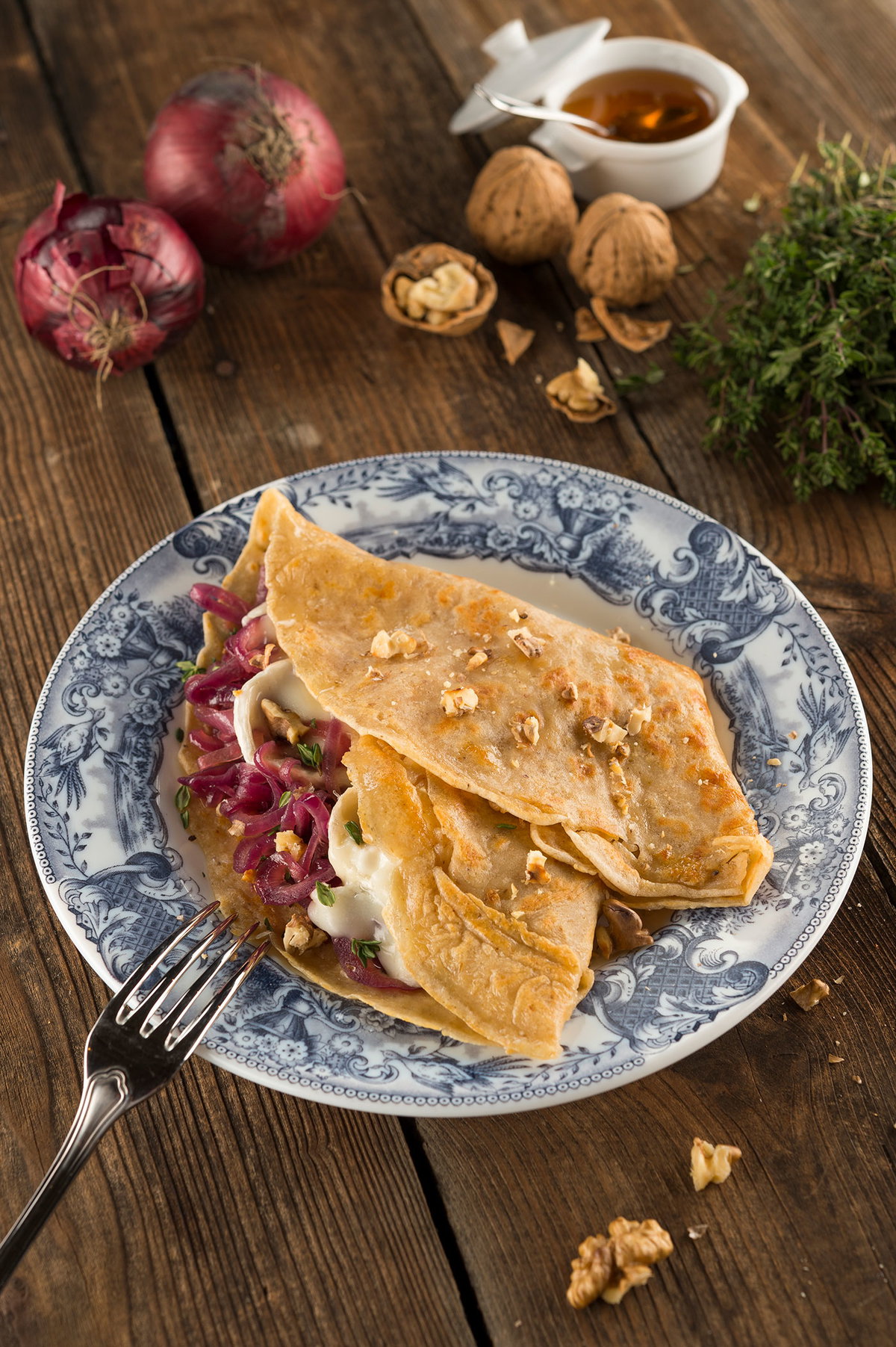 Bei diesem herzhaften Pfannkuchen trifft Ziegenkäse auf Walnuss und rote Zwiebeln.