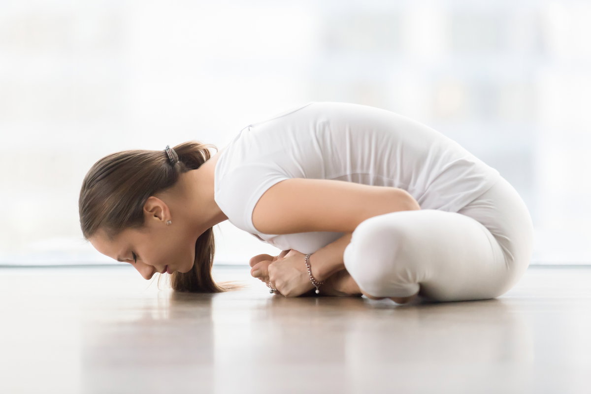 Frau macht Yogaübung