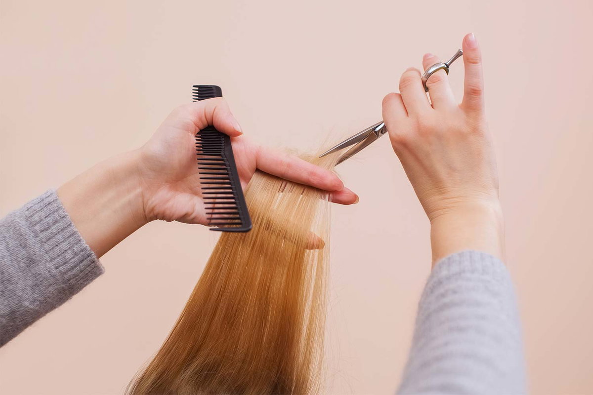 Haare schneiden: Durch falsches Sitzen kommt die Frisur oft in Schieflage