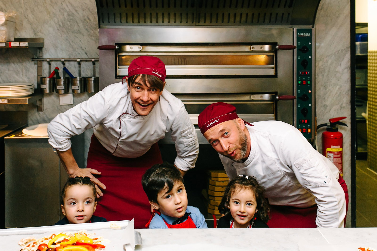 Charity-Aktion der besonders leckeren Art: Matze Knop backt bei VAPIANO Pizza für und mit Kindern