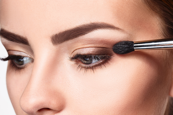 Softe Smokey Eyes in Bronzetönen: Silvester-Glamour in 5 Minuten