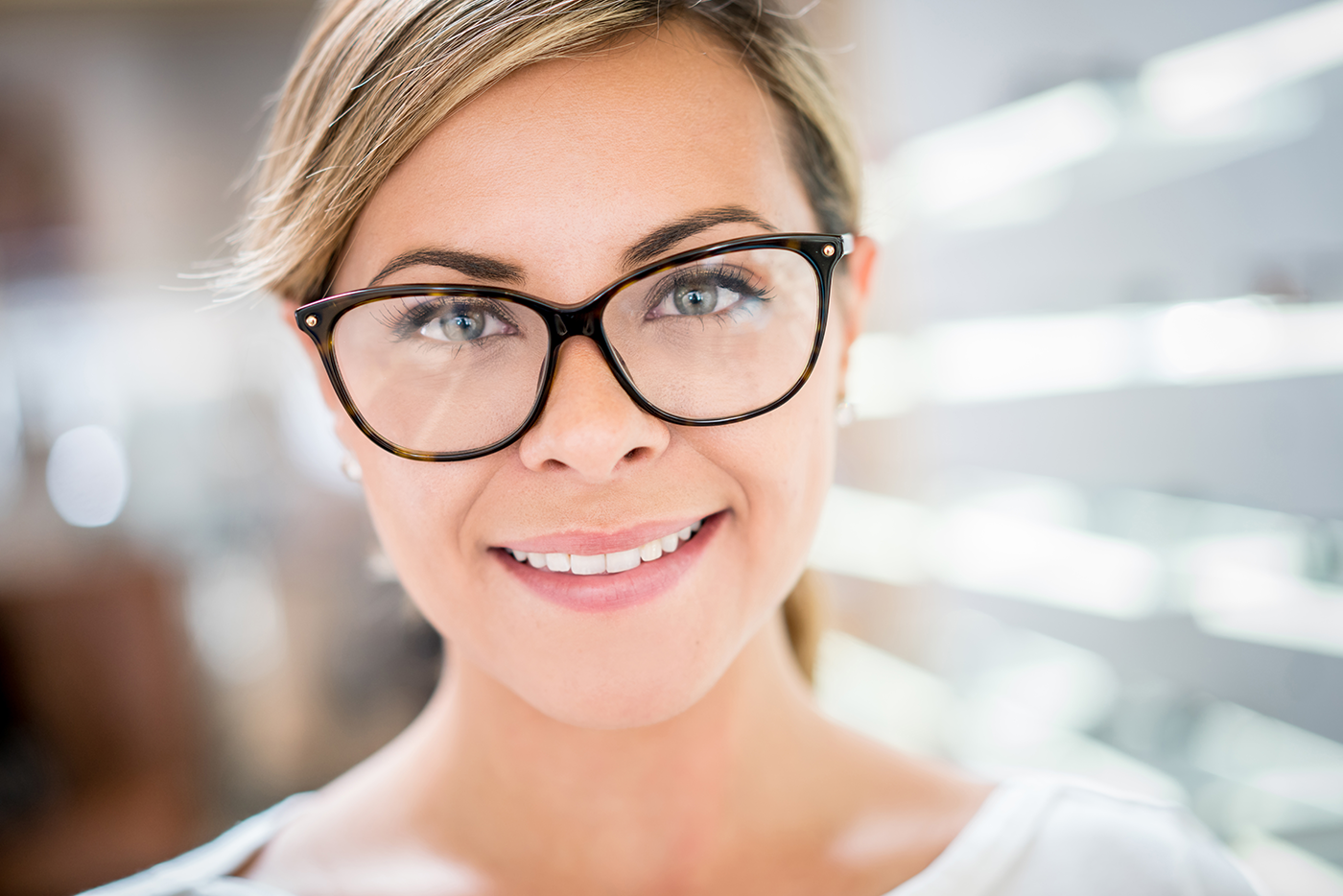 Perfekt geschminkt mit Brille: Schminktipps für Kurz- und Weitsichtige