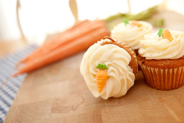 Saftige Carrot-Cupcakes mit Frischkäse-Frosting