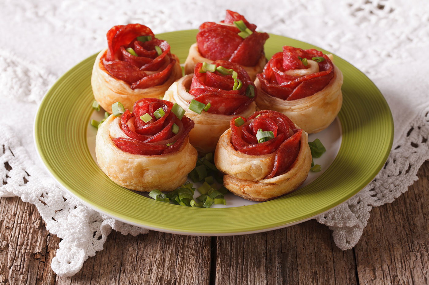 Perfekter Partysnack: Rezept für Pizza-Rosen 