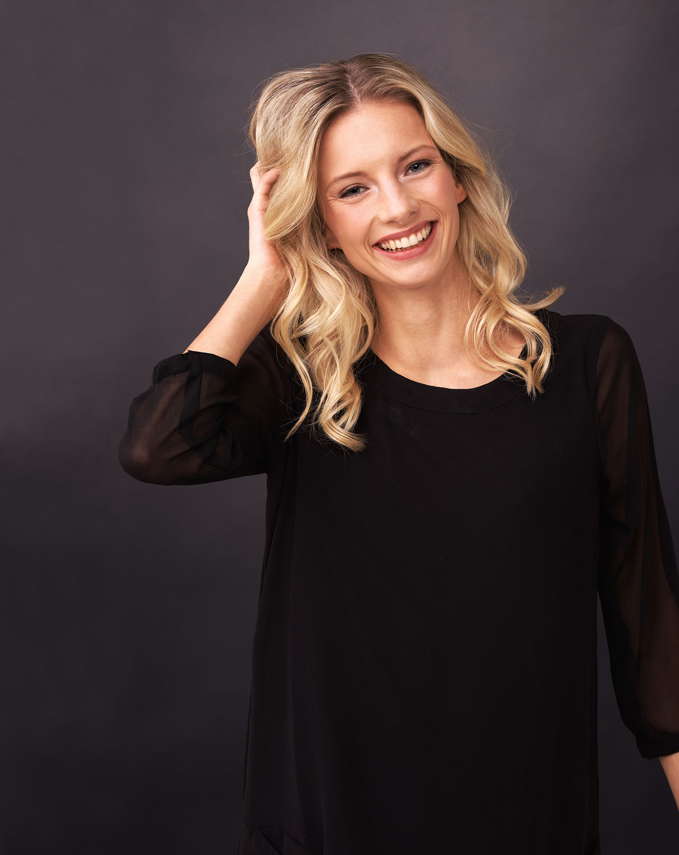 Nie wieder Frizz: 8 Styling- und Pflegetipps für krause Haare 