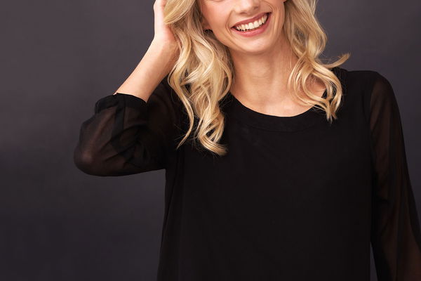 Nie wieder Frizz: 8 Styling- und Pflegetipps für krause Haare