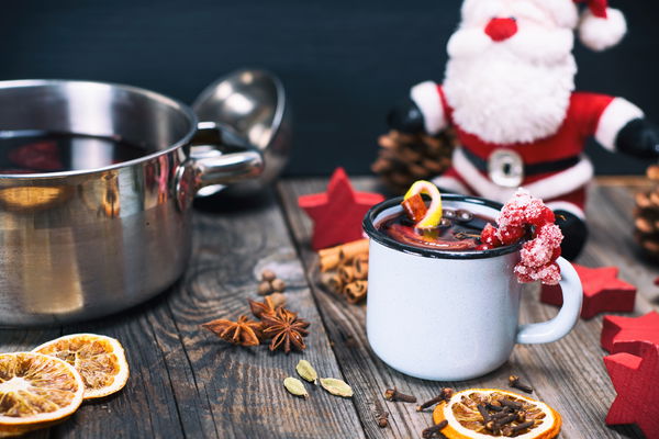 Heiße Winter-Drinks für rote Bäckchen