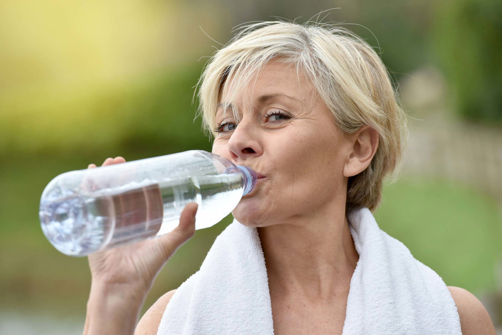 Dehydriert? Wie viel Wasser muss ich trinken?