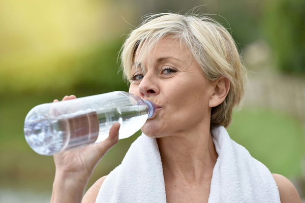 Dehydriert? Wie viel Wasser muss ich trinken?