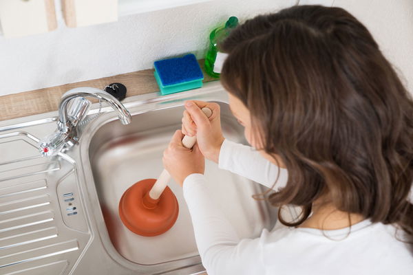 Abfluss verstopft: Hausmittel helfen besser als Chemie-Keulen