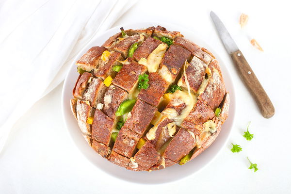 Rezept-Tipp: Zupfbrot mit Kräuterbutter und Käse überbacken