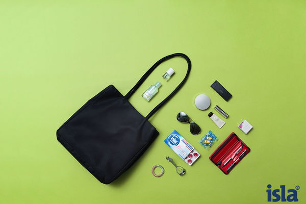Immer dabei: Ein Blick in die Handtasche von Stewardess Tina K.