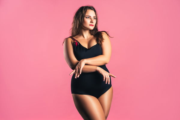 Badeanzüge in Größe 50: Diese 3 Modelle sind gerade im Trend