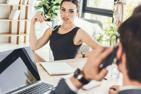 Erotische Geschichte: Heiße Überstunden im Büro